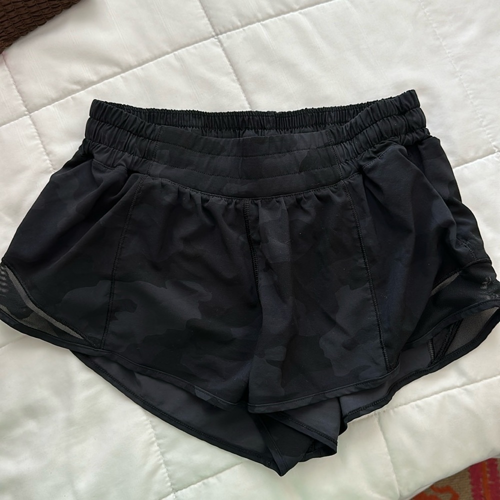 Lululemon Hotty Hot Shorts Black Camo 2.5”